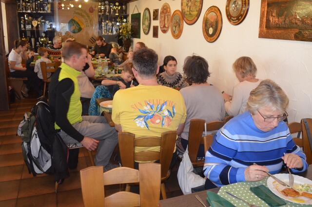 Man lies sich das Mittagessen schmecken | Foto: E. Rosendorf