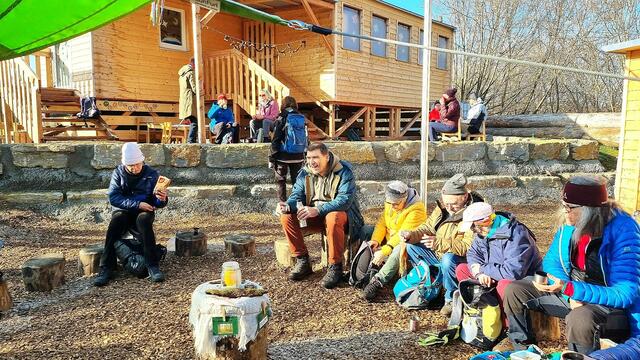 Einen herrlichen Rastplatz mit Sonnenschein bekommt die Gruppe am traumhaft schönen Oberheinrieter Waldkindergarten. | Foto: Isolde Reitz