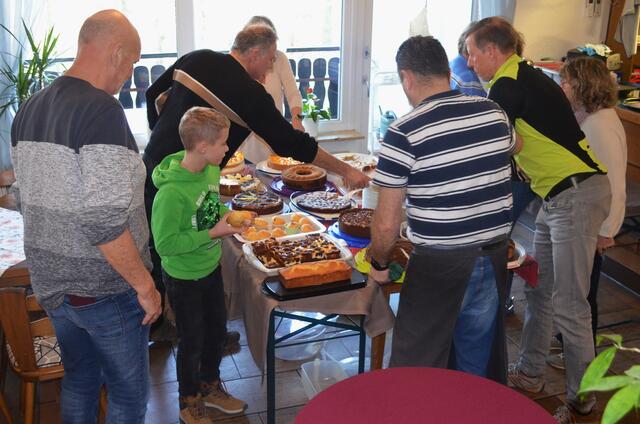 am Kuchenbüffet | Foto: E. Rosendorf