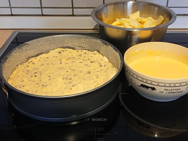 Eierlikör-Guss und Äpfel stehen bereit.  | Foto: sigischlottke