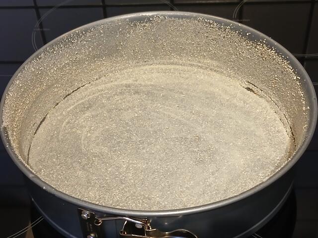 Springform mit Butter ausfetten und mit Semmelbröseln ausstreuen.  | Foto: sigischlottke