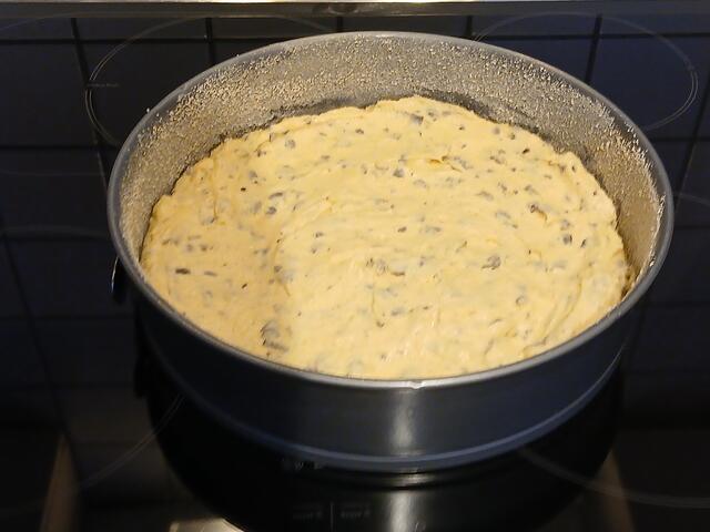 Den Rührteig in die Form geben und glattstreichen.  | Foto: sigischlottke