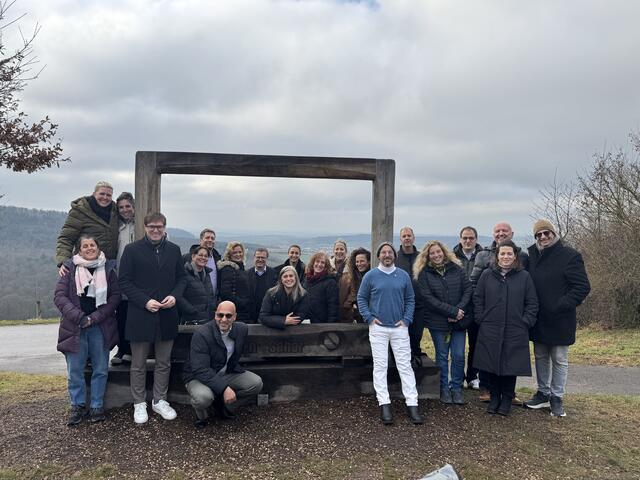 Gruppenfoto am Fern Seher | Foto: Gemeinde Oberstenfeld