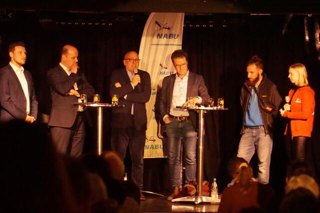v.l.n.r.: Kevin Leise (SPD), Georg Heitlinger (FDP), Alexander Throm (CDU), Harald Ebner (Grüne), Christoph Mössinger (Linke), Moderatorin Annika Sauer (NAJU) | Foto: NABU | Marco Lutz