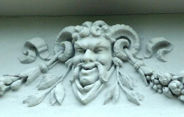 Wo sieht man diese lustige Figur?
Sigrid hat nun auch das letzte Bild aufgelöst. Es ist am Fries der Villa Geiger in der Salinenstraße zu sehen. | Foto: Daniela Somers