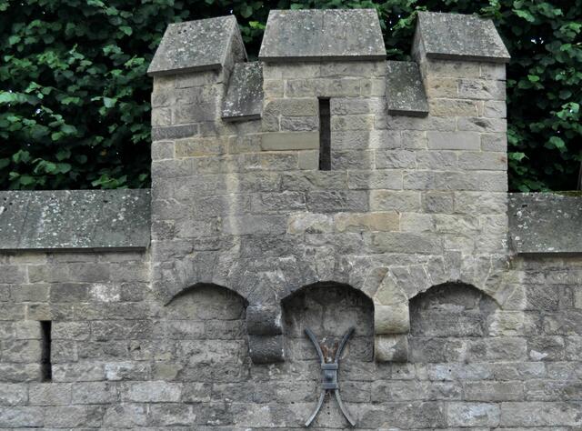 Wozu gehört diese Mauer?
Anneliese hats gewusst. Die Mauer ist am Babstadter Schloss zu sehen. | Foto: Daniela Somers