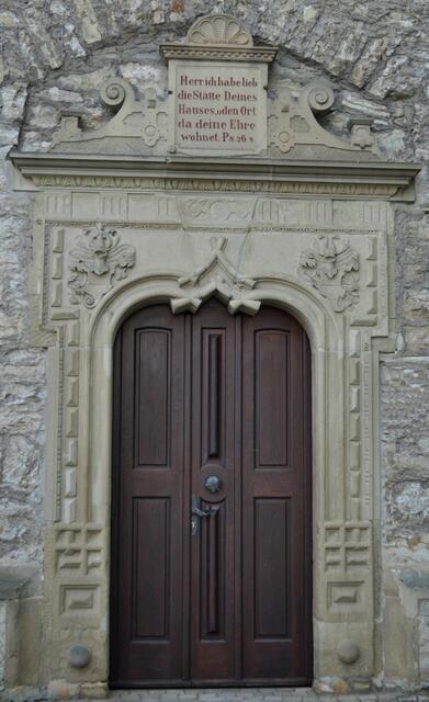 Zu welcher Kirche gehört dieser Eingang?
Anneliese hats gewusst. Es ist der Eingang zur Sebastianskirche in Bad Friedrichshall. | Foto: Daniela Somers