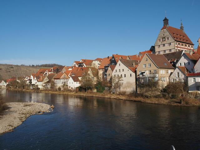 Die Seite Besigheims links der Brücke, mit der Rückseite des Rathauses.  Die Häuser liegen dicht an der Enz.   | Foto: Rainer Goeser 