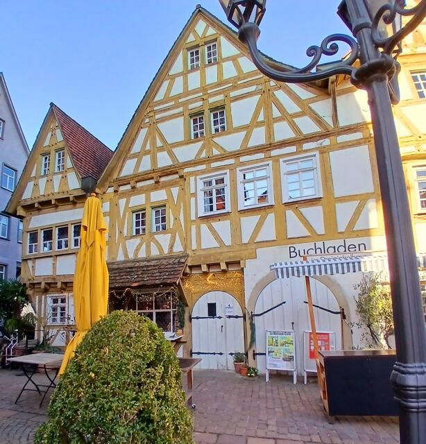 Hübsche Häuser.  Und in diesem befindet sich wohl ein ganz nettes Café 😋. | Foto: sigischlottke