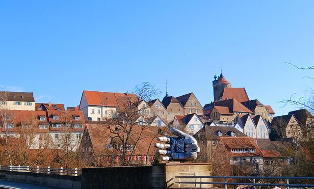Nun sind wir unten angekommen.  Ein tolles Stadtbild erwartet uns.  Und an der Brücke ist bereits eine "Hand" von Gunther Stilling zu sehen.   | Foto: sigischlottke