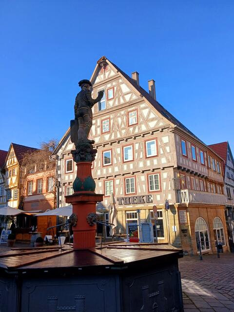 Kunstvolle Skulptur am Rathausbrunnen. | Foto: sigischlottke