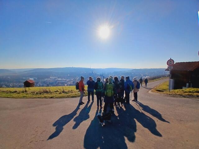 Oben auf den Enz-Höhen - blauer Himmel und Sonnenschein,  in dem wir lange Schatten werfen.  | Foto: sigischlottke
