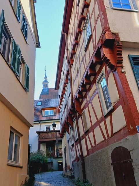 Durch die schmale Gasse ist ein Turm zu sehen.   | Foto: sigischlottke
