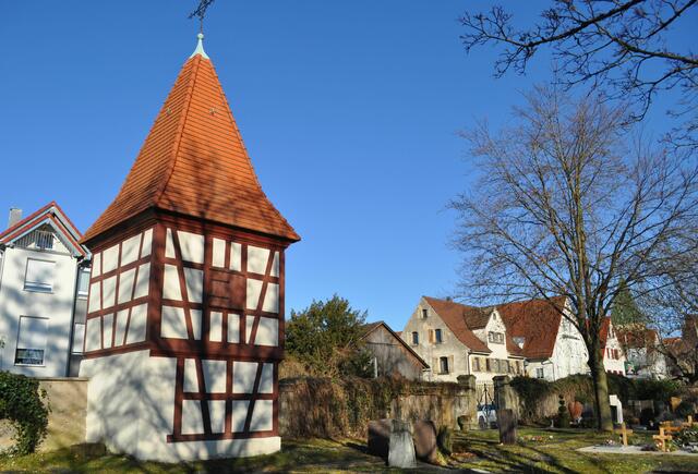 Dieses hübsche Türmchen gehörte ursprünglich zu einem 1630 erbauten Totenhaus auf dem Friedhof, der 1607/1608 angelegt wurde. Man brauchte einen Ort um die Pesttoten aufzubahren. Aber auch Ortsfremde und im Neckar ertrunkene Personen. Vom " Grufthäusle " ist nur das Türmchen geblieben. | Foto: Daniela Somers