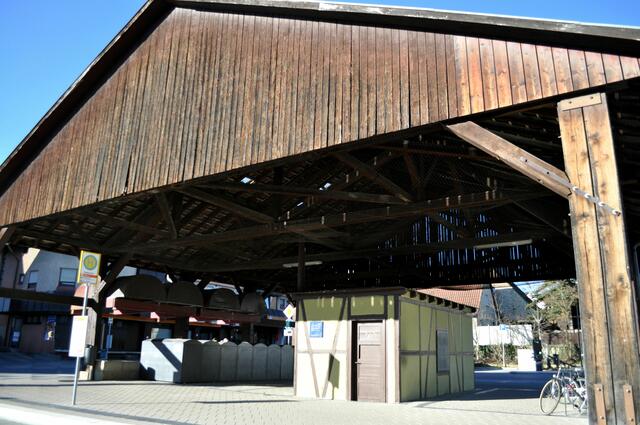Gleich neben dem Backhaus steht die überdachte Wiegehalle. 1935 wurde die Wiegehalle erbaut um auch bei schlechtem Wetter die Tabakernte zu wiegen. Nachdem der Tabakanbau eingestellt wurde, wurde die Waage als Viehwaage genutzt. Und wie ich es auf dem Schild gelesen habe, wird die Waage auch heute noch ab und an fürs Vieh wiegen benutzt. | Foto: Daniela Somers