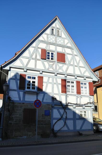 Eines der alten Fachwerkhäuser. Ursprünglich 1698 erbaut, war es das Heiligenhaus. Das Haus in dem der Schulmeister wohnte und auch die Schule betrieb. Danach folgten noch einige Umbauten. 1986 umfassend renoviert.  | Foto: Daniela Somers