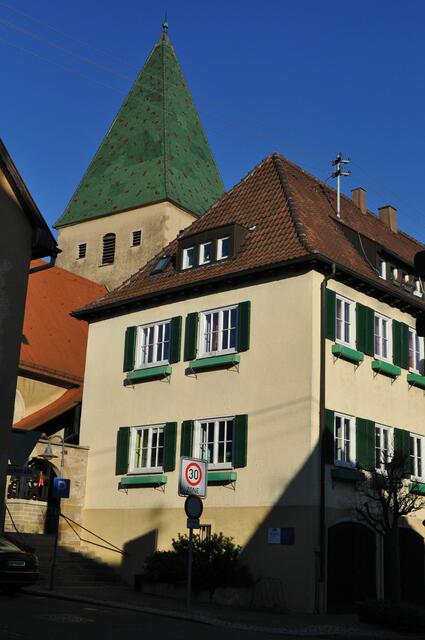 Blick auf das alte Schulhaus und die Turmspitze der Maritiuskirche. Eine Turmspitze in Grün. Mal was Anderes. | Foto: Daniela Somers