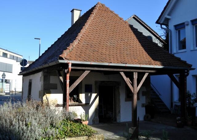 Das alte Backhaus der Gemeinde. Ursprünglich 1797 als Waschhaus erbaut wurde es 1837 zum Backhaus umgebaut. 1983 wurde es renoviert. Heute dient es aber als Lagerraum. Öfen gibt es keine mehr.

 | Foto: Daniela Somers