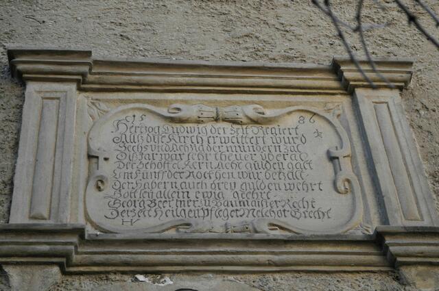 Inschrift an der Kirchenwand. | Foto: Daniela Somers