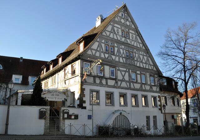 Dieses schöne Fachwerkanwesen wurde 1611 bis 1614 im Stil einer fränkischen Hofanlage erbaut. Versteckt sieht man wohl noch ein Metzgerwappen mit Steinkeil, Schlachtbeil und Schlegel. Von 1640 bis 1992 war das Gasthaus Ochsen in Familienbesitz. Die Familie war verwandt mit dem Dichter Friedrich Schiller. Der Bruder des Wirts, Johann Melchior Uschalk (Schultheiß in Pleidelsheim 1675 bis 1707) und dessen Ehefrau Maria Barbara geb. Grüneisen waren Ururgroßeltern Friedrich Schillers. | Foto: Daniela Somers