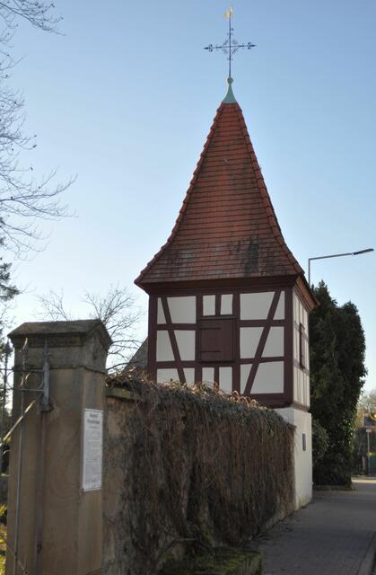 Die Kugel der Wetterfahne wurde bei der Renovierung 1932 und der Sanierung 1990 jeweils mit einer Urkunde gefüllt. | Foto: Daniela Somers