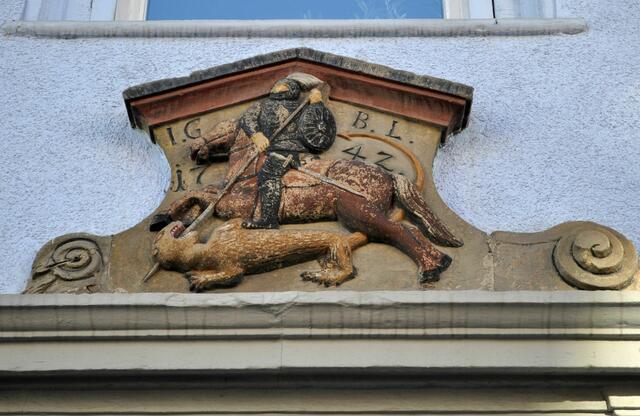 Über einem ansonsten unscheinbaren Haus ist dieses schöne Relief mit dem heiligen Georg zu sehen. Das Haus wurde 1742 erbaut. Aber das würde man dem Haus nicht ansehen. Das Fachwerk wurde verputzt. | Foto: Daniela Somers