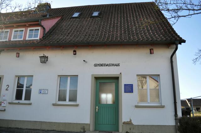 1942 wurde dieses Haus als Gemeinde-Waschküche gebaut um die Bäuerinnen zu entlasten. 1948 wurde es angebaut zur Badeeinrichtung mit Duschräumen. 1950 bekam es einen Dampfkessel zur Kartoffeldämpfung. In einer Schicht konnten so 8-10 Bauern etwa einhundert Zentner Futterkartoffeln dämpfen. In den 80er Jahren wurde es umfassend renoviert und wird noch heute genutzt. Es ist damit  wohl das einzige Gemeindewaschhaus in Baden Württemberg das noch existiert und genutzt wird. | Foto: Daniela Somers