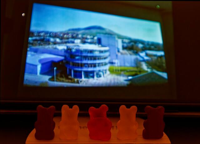 Grandios: Das Heimatreporter-Treffen im Dezember 2024 hat Heimatreporter Wolfgang Kynast originalgetreu nachgestellt. Hier schauen die sogenannten "Heimatreporterchen" den Stimme Druckhaus-Film. | Foto: Wolfgang Kynast