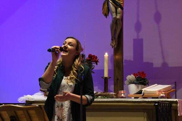 ... verzauberte mit ihrer Stimme ... | Foto: Jutta Koster