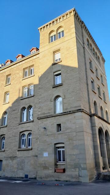 Eigentlich im Hinterhof, das Gebäude zog nur durch seinen Grundriss die Aufmerksamkeit der Planer auf sich. Ehemaliges Zuchthaus | Foto: WandernGabyErich