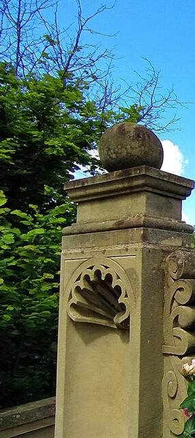 Na,  das wissen bestimmt viele,  wo diese Säule als Teil eines Eingangsportals die Besucher begrüßt.  | Foto: sigischlottke 