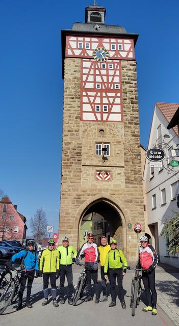 60+ Racer vom SV Leingarten vor dem letzten noch erhaltenen Stadtturm in Bönnigheim. | Foto: Bild vom Urheber Willi Frasch