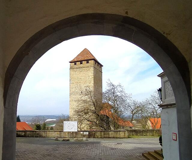 Der Blick durch's Tor zeigt den Bergfried welchen Schlosses? | Foto: sigischlottke