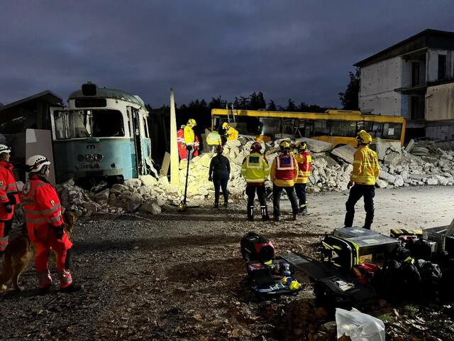 Rettung der verschütteten Person nach Ortung durch den Rettungshund | Foto: RHS Unterland