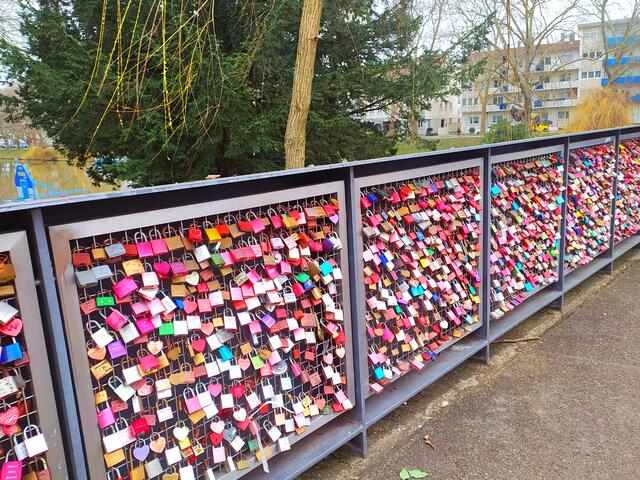 So viele bunte Liebesschlösser. Die haben sicherlich schon viele bewundert.  Wo genau sind sie denn zu finden? | Foto: sigischlottke