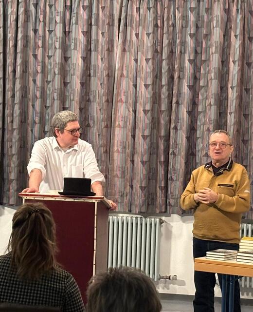 Michael Schenk, Pressewart des Allgemeinen Bürgervereines Gleichen bedankt sich bei Jan Wiechert für seinen tollen Vortrag. | Foto: Annette Gräter