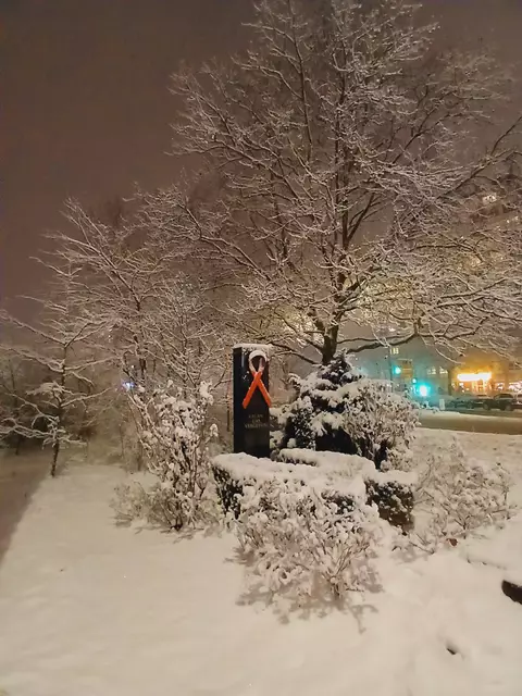 Der Gedenkstein fällt im Schnee noch besser ins Auge.   | Foto: sigischlottke
