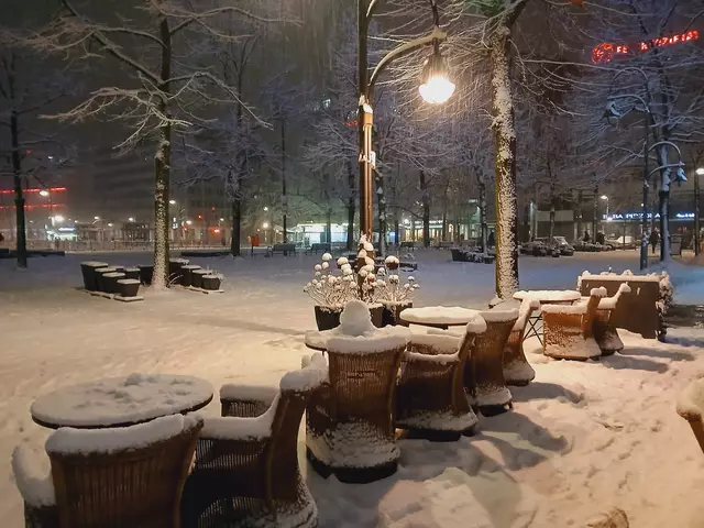 Vor einem Restaurant warten Tische und Stühle mit Schneehäubchen auf winterfeste Gäste.   | Foto: sigischlottke