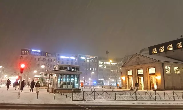 Es schneit ❄️ und schneit ❄️. Abendstimmung und alles ist weiß.  | Foto: sigischlottke