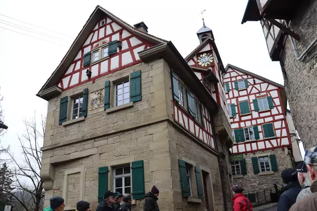 Backhaus mit Blick auf vermutlich älteste Uhr der Welt | Foto: Marga Specht