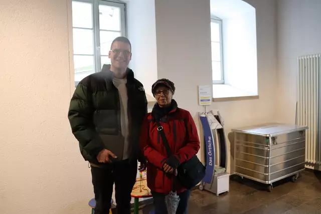 Bürgermeister Michael Foss mit Stadtführerin Irmgard Schelling | Foto: Marga Specht