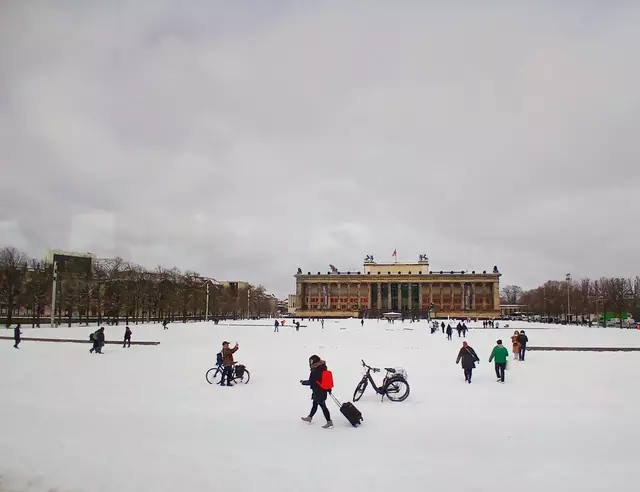 Altes Museum mit dem verschneiten Lustgarten.  Da kann man sich auch bei Schnee vergnügen.   | Foto: sigischlottke