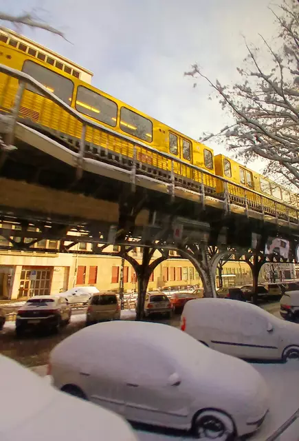 Die Autos sind noch eingeschneit,  aber die Hochbahn fährt 😊. | Foto: sigischlottke