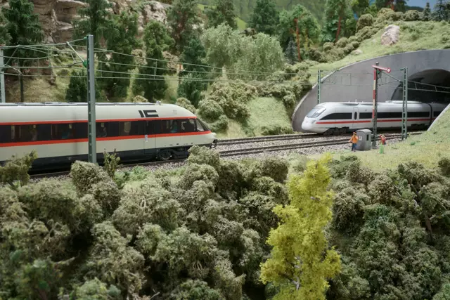 eine Epochenbegegnung - beide Fahrzeugtypen waren ihrer Zeit weit voraus und beide sind sie ausgemustert! | Foto: Eisenbahnclub-Heilbronn e.V. Helmut Epp