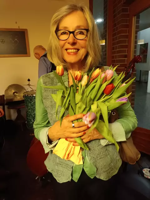 Das Quartierszentrum als Veranstalter dankte Frau Langer für den gelungenen Abend mit einem Blumenstrauß.  | Foto: privat