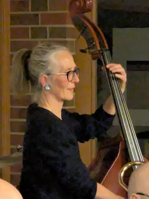 Swingend gezupft und klangvoll gestrichen - so vervollständigte Katja Bönninghoff am Kontrabass die Rhythmusgruppe der Teachers. | Foto: privat