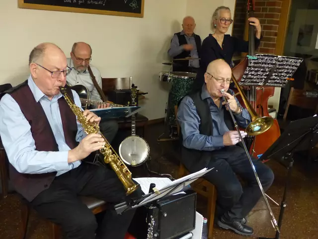 Das „Teachers Holiday Swing Quintett" unterhielt mit Jazz und Wiener Klängen (Werner Philipp, Ernst Knorpp, Rudi Trinkaus, Fritz Resech, Katja Bönninghoff; v.l.n.r.)
 | Foto: privat