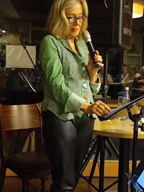 In typisch Wiener Mundart las die Journalistin Waltraud Langer zwischen den Musikstücken unterhaltsame Lyrik und nachdenkliche Prosa. | Foto: privat