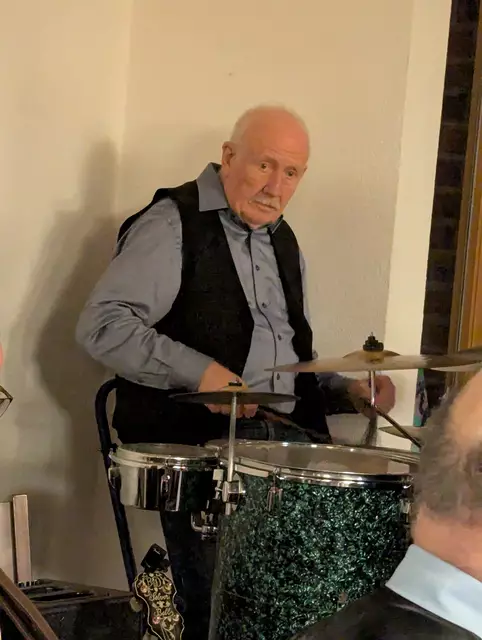 Mit Rudi Trinkaus am Schlagzeug ergänzte sich das Teachers Holiday Swing Quartett zum Quintett. | Foto: privat
