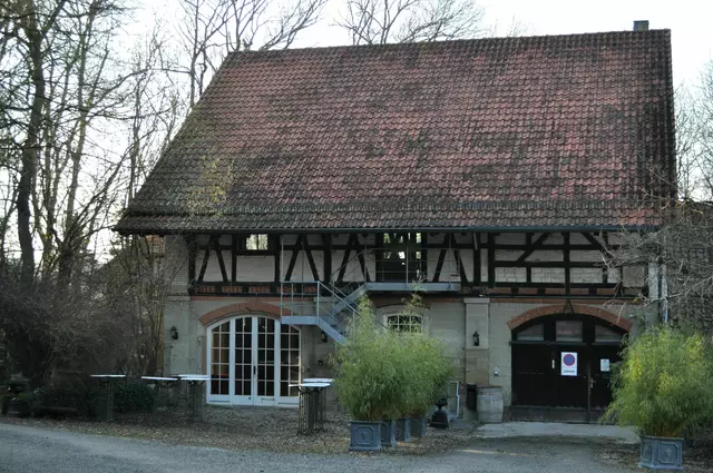 Wahrscheinlich eines der Gebäude, dass für Veranstaltungen genutzt wird. | Foto: Daniela Somers